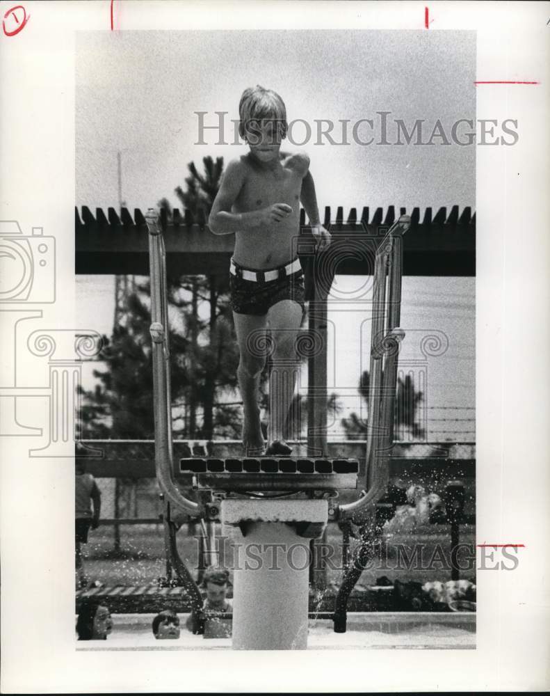 1978 Press Photo Kent Robertson runs off diving board at Fondren YMCA.- Historic Images