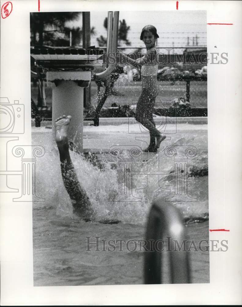 1978 Press Photo Lauren Ritzwoller watches Kent Robertson&#39;s dive into YMCA pool.- Historic Images