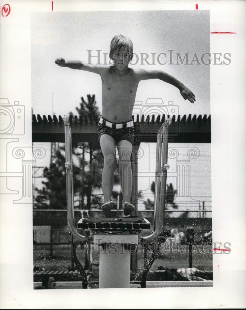 1978 Press Photo Kent Robertson springs off diving platform at Fondren YMCA.- Historic Images