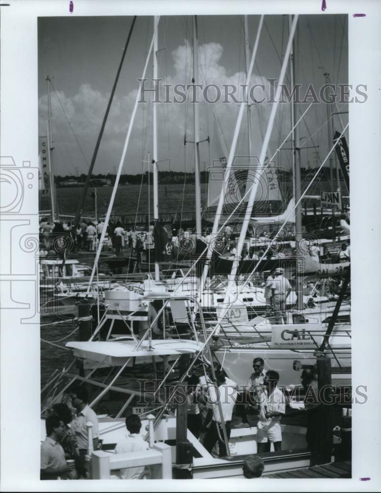 1987 Press Photo Visitors to Houston International Boat Show in Kemah, Texas.- Historic Images