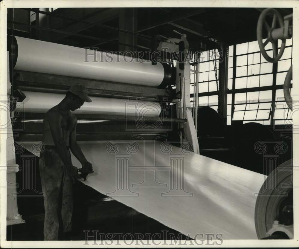 1962 Press Photo Champion Papers Incorporated, Pasadena, worker inspects paper