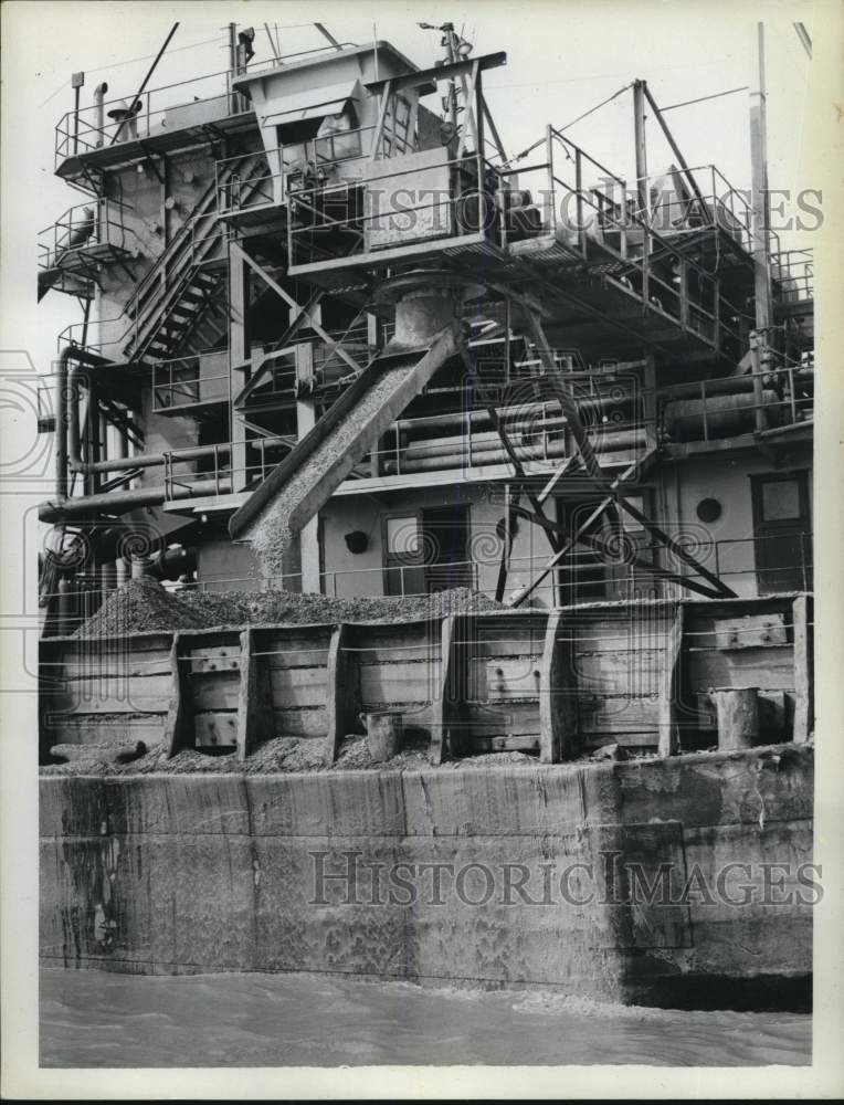 1964 Press Photo Clean and sorted dredged shells loaded onto barges. - hpa05318