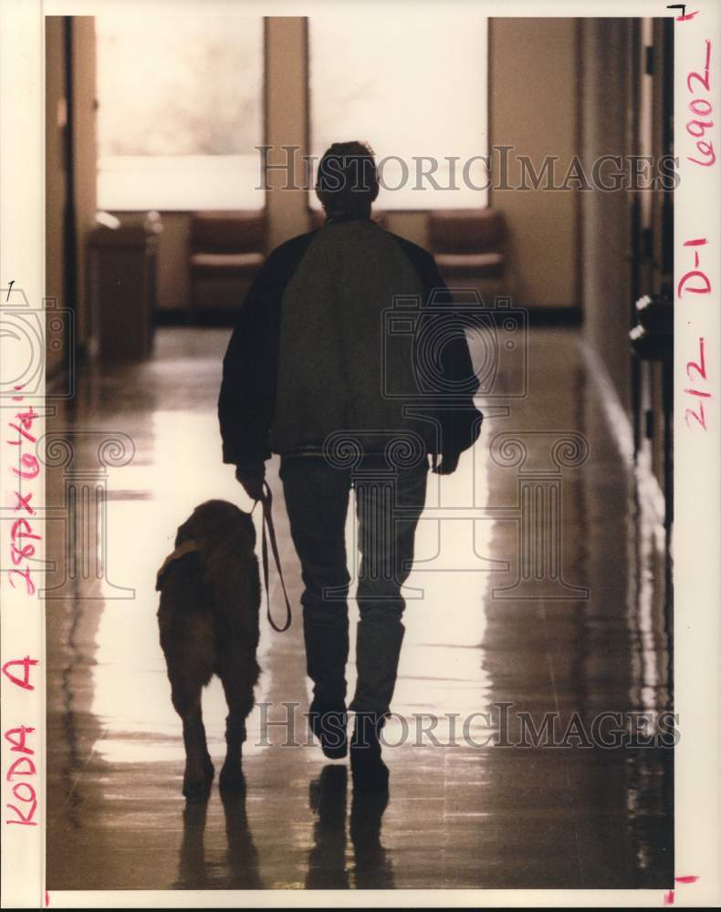 1994 Press Photo Penny Breheny-Wellman and October walk hallway during training.- Historic Images