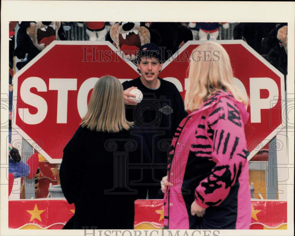 1995 Press Photo Don Raymo at Houston Livestock Show and Rodeo Carnival Midway- Historic Images