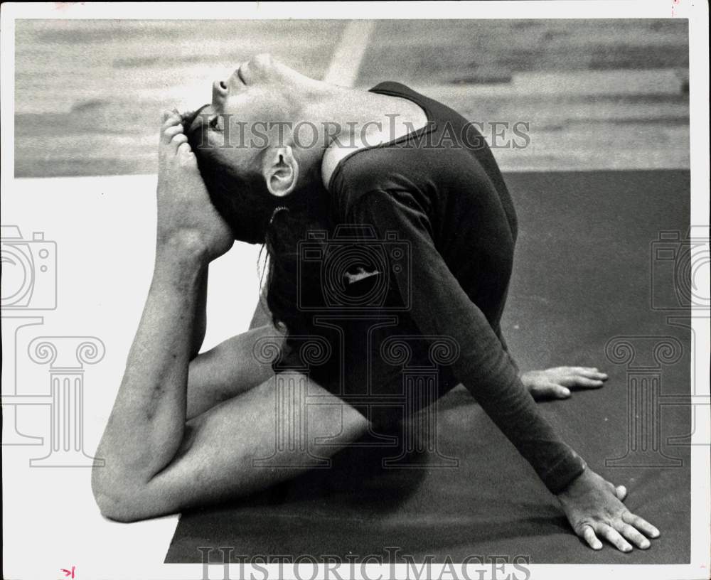 1976 Press Photo Risa Holgin practices gymnastics at Magnolia Park YWCA- Historic Images