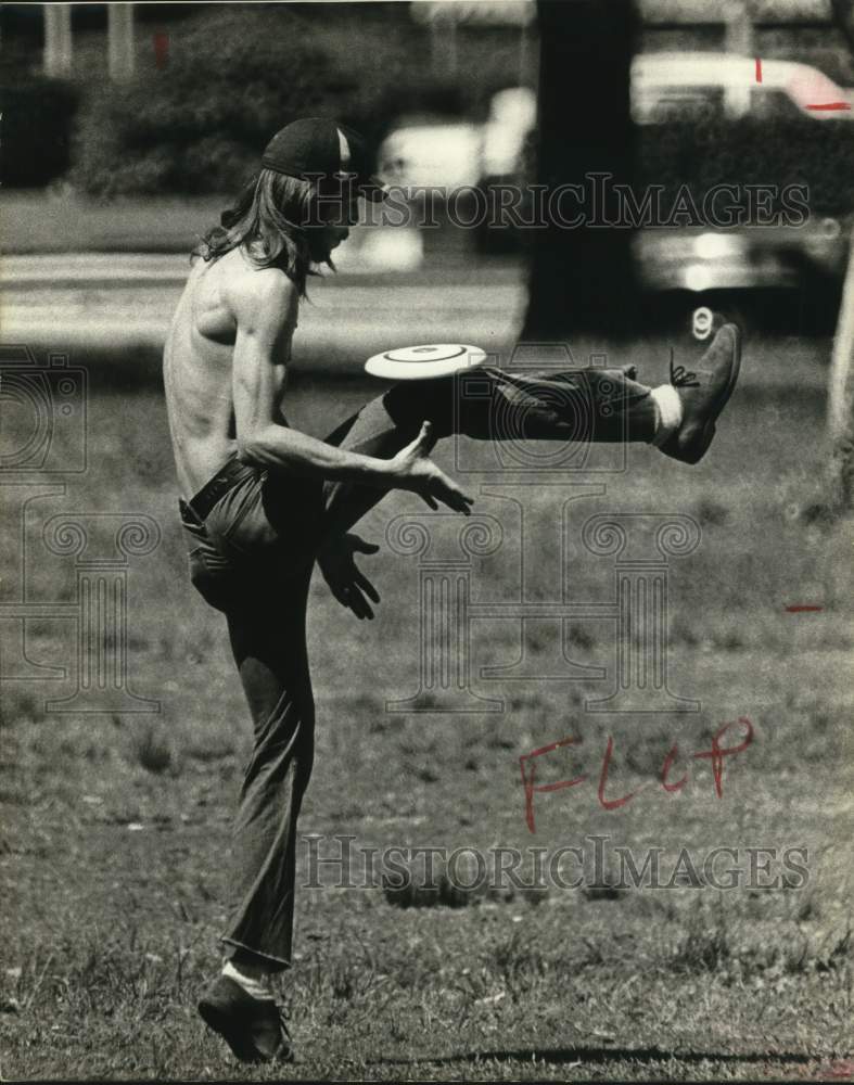 1971 Press Photo Man balancing Frisbee on his knee. - hpa07448- Historic Images