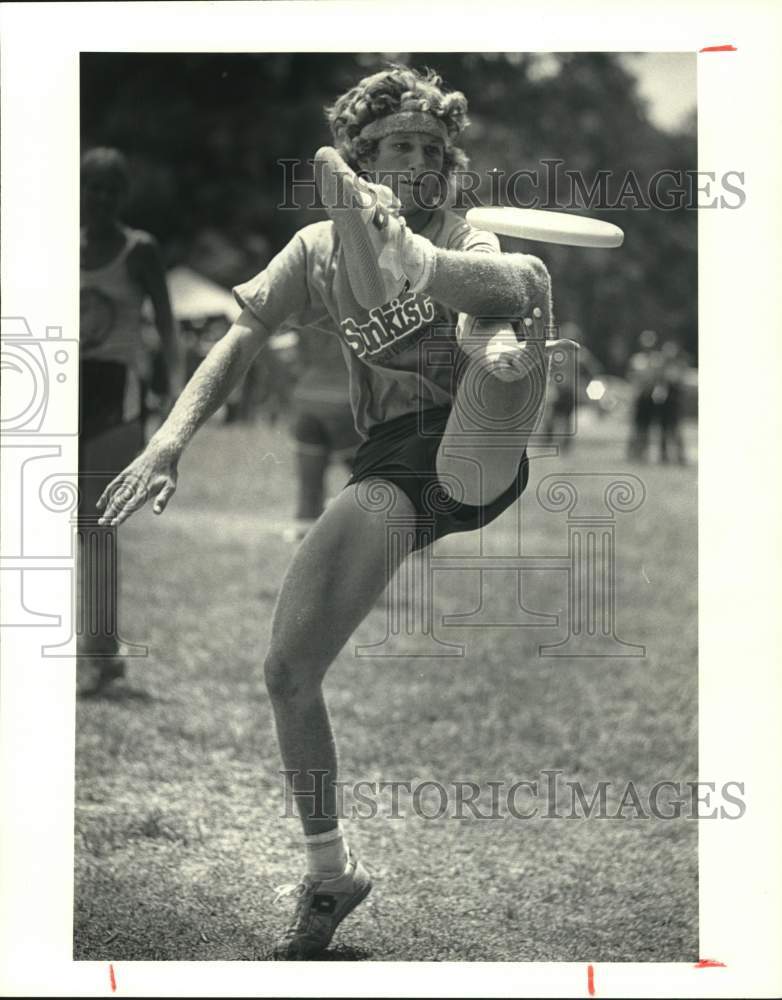 1982 Press Photo Deaton Mitchell competes in free style Frisbee event.- Historic Images