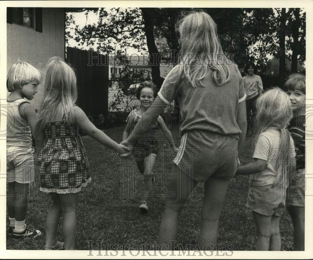 1979 Press Photo Amber Hines plays Red Rover with Robindell School classmates.- Historic Images