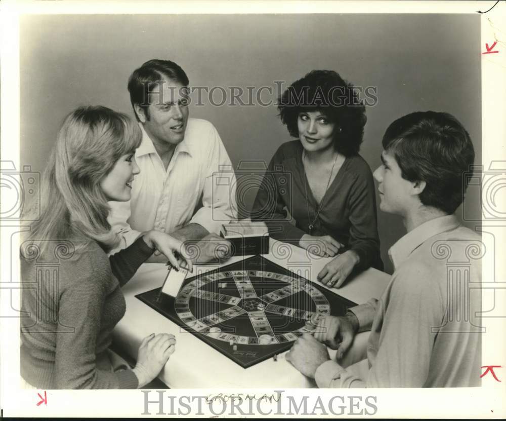 1989 Press Photo Family playing a board game. - hpa07921- Historic Images