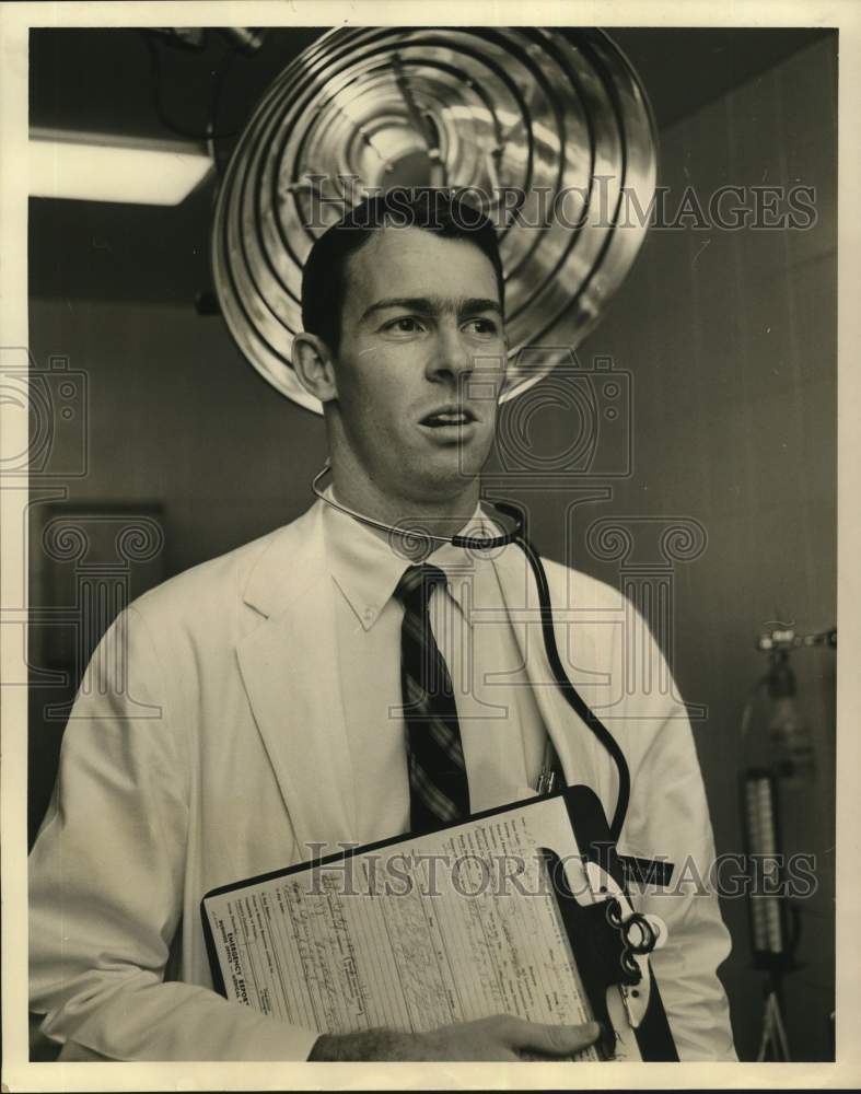 1967 Press Photo Saint Joseph Hospital intern Dr. Kenneth Tennyson. - hpa09227- Historic Images