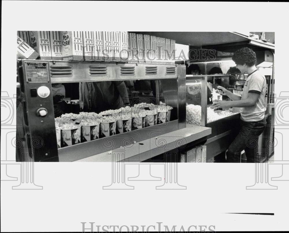 1981 Press Photo Ralph Avila Working at McLendon Triple Drive-In Popcorn Machine- Historic Images