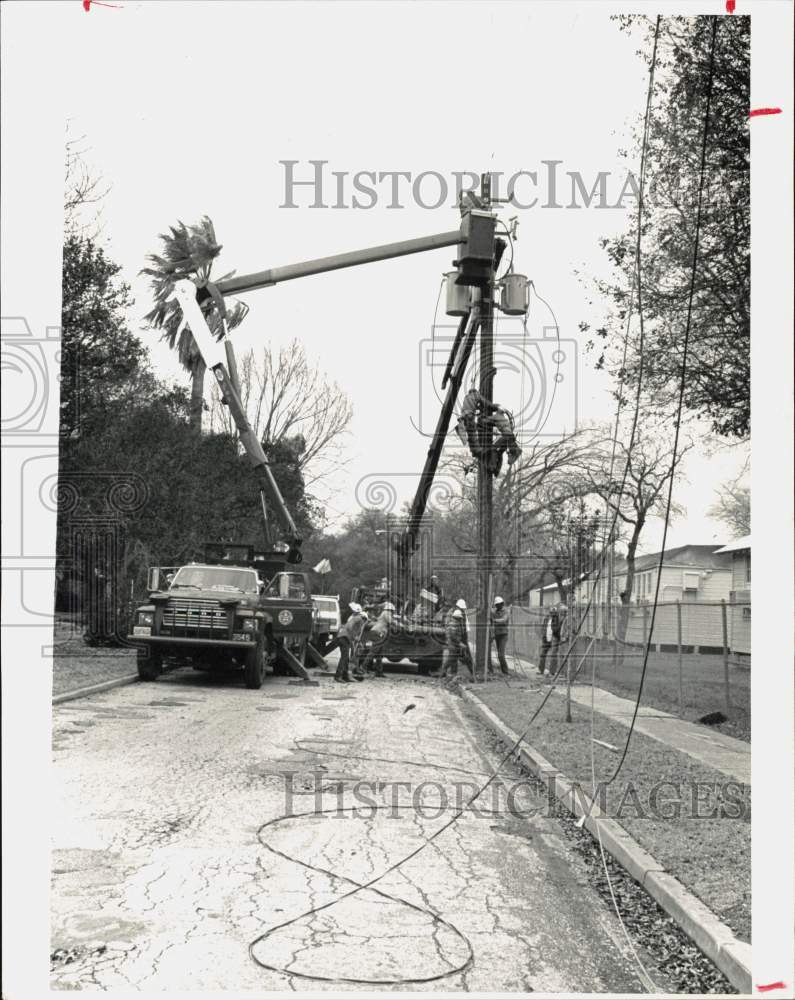 1984 Press Photo Electrical Workers Repair Powerline Near Poe Elementary School- Historic Images