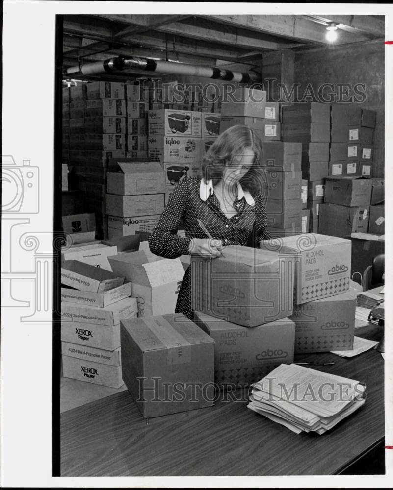 1976 Press Photo Jeanette Douglas Packaging Swine Flue Vaccine at Warehouse