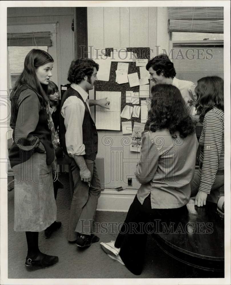 1972 Press Photo Mosby and Problem Pregnancy co-workers confer. - hpa12003