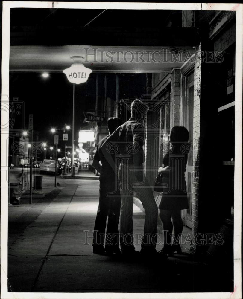 1973 Press Photo Men Talking to Prostitute at Hotel Street Entrance - hpa12015- Historic Images