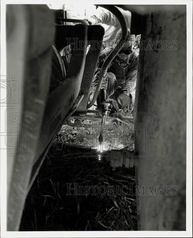 1965 Press Photo Welder at Heights Boulevard Railroad Train Accident in Houston