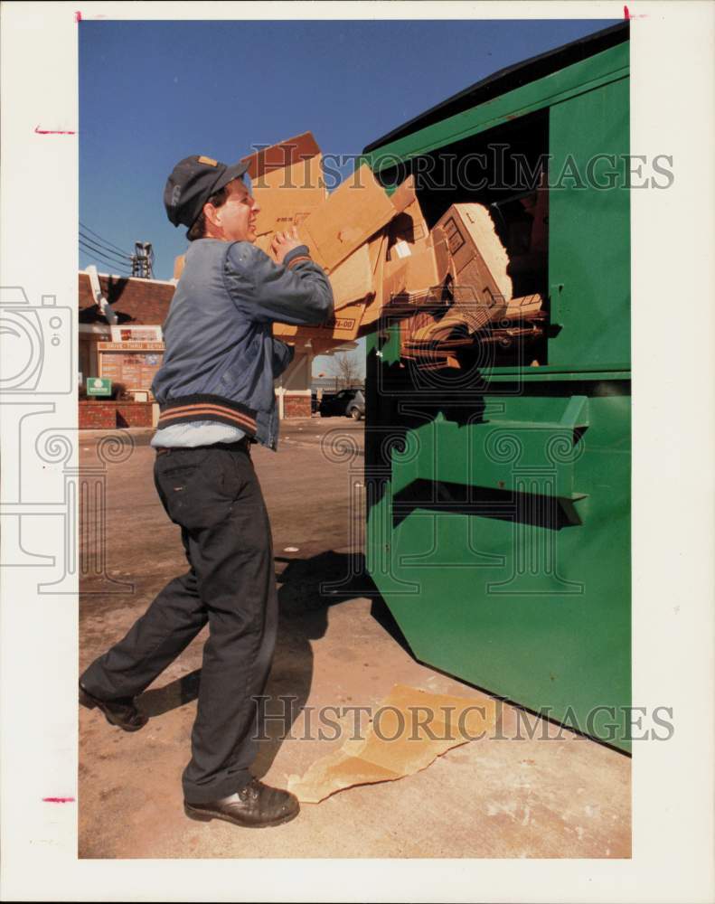 1991 Press Photo McDonald&#39;s Employee John Wagg Recycling Corrugated Cardboard- Historic Images