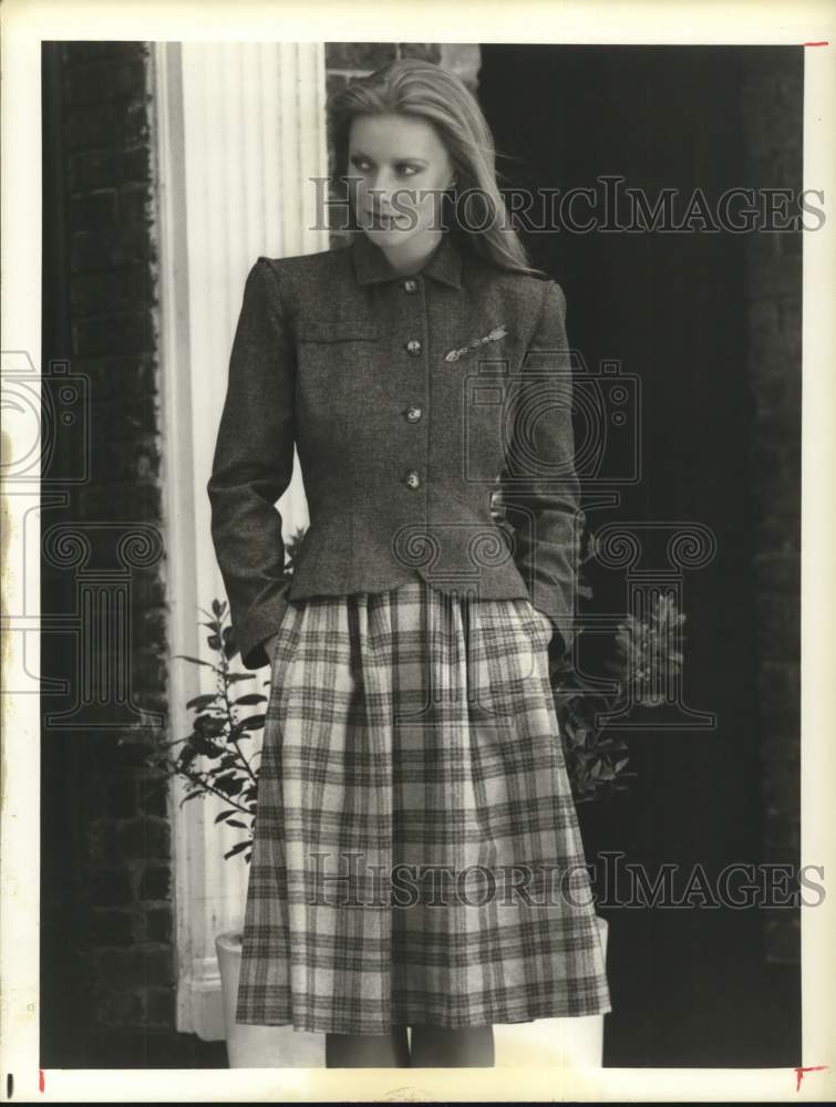 1980 Press Photo Woman in Fashionable Daytime Jacket &amp; Plaid Skirt - hpa13359- Historic Images