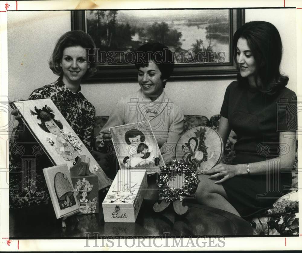 1971 Press Photo Delta Zeta members display items at Hobby Hi-Lites Show.