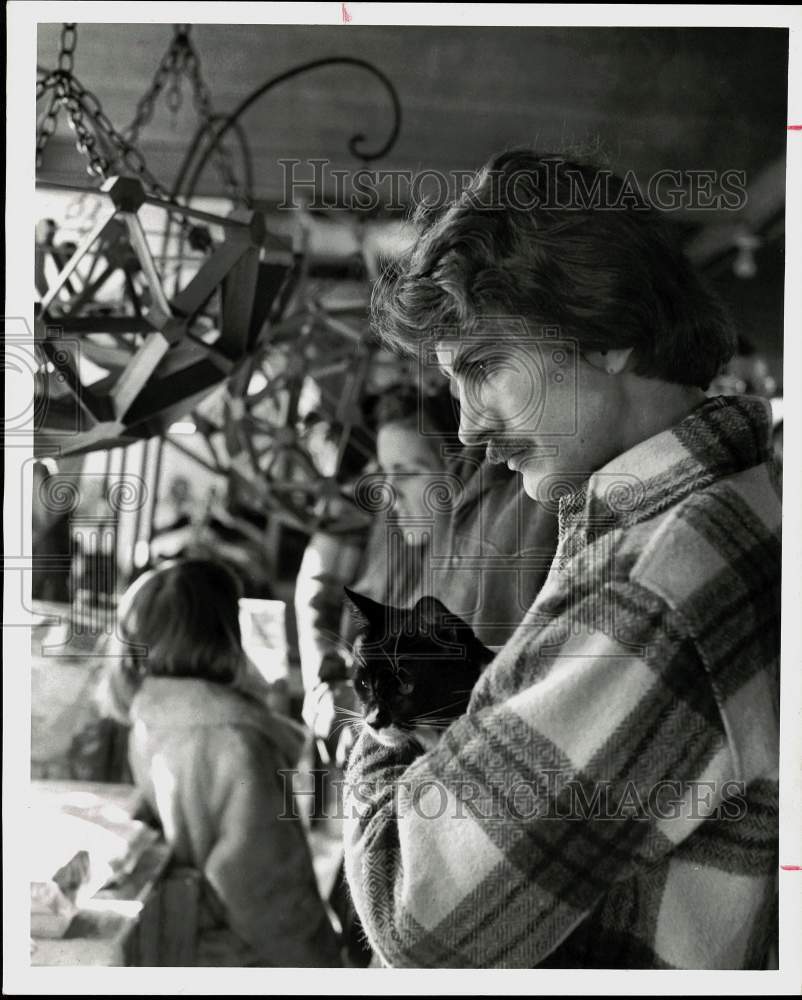 1977 Press Photo Charles O&#39;Steen with Cat &quot;Herschel&quot; Shopping at Flea Market- Historic Images