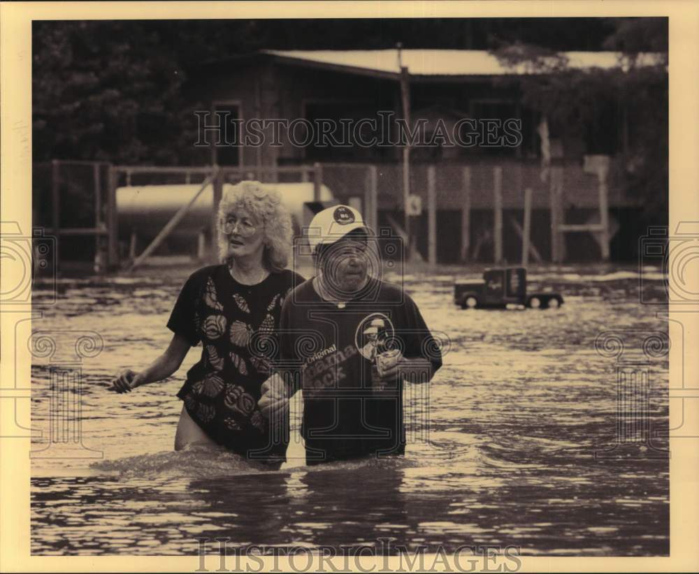 1993 Press Photo Charlie and Sharon Beaman at Banana Bend Subdivision Flood- Historic Images