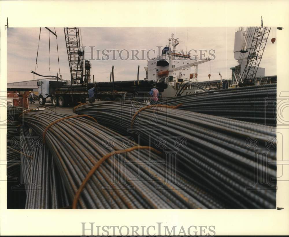 1994 Press Photo Ship From Egypt Unloads Steel Onto Trucks at Houston Port