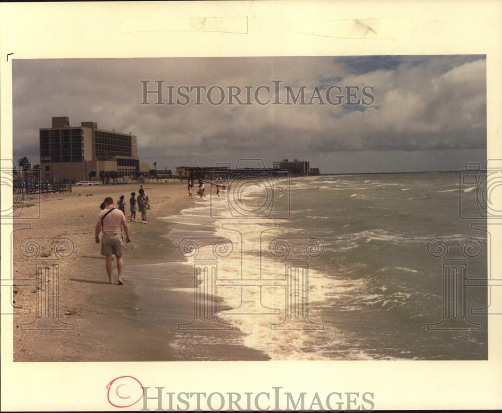 Press Photo People Walking Along Corpus Christi's Beach and Hotel Row