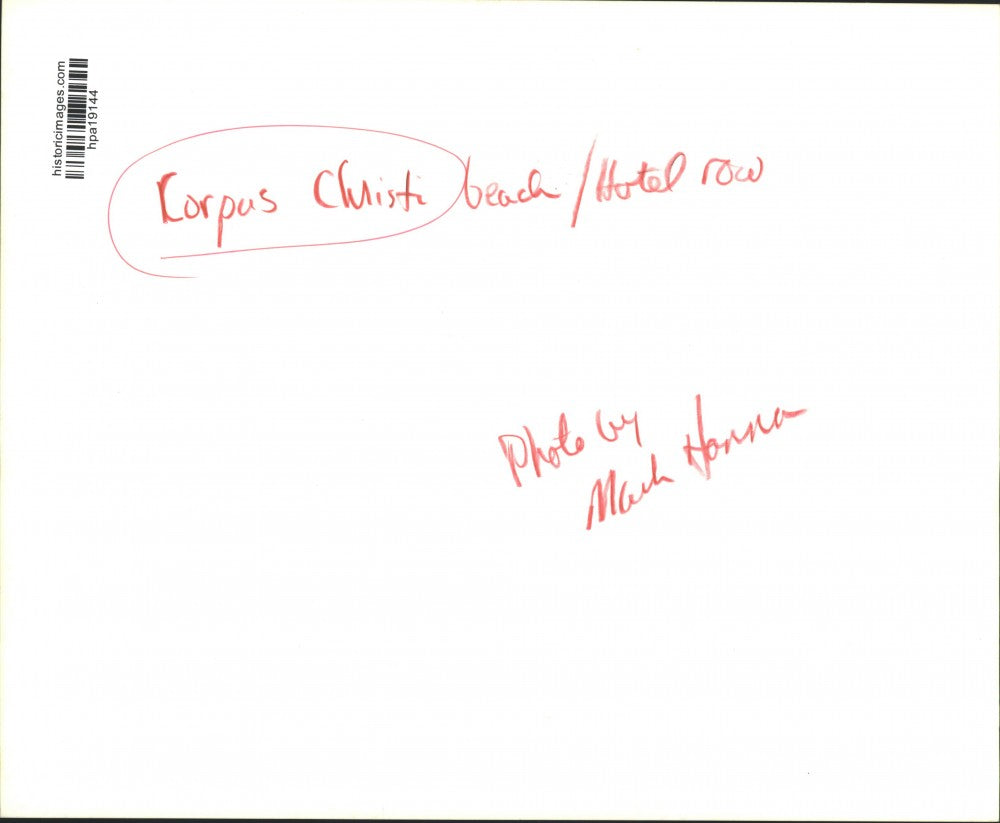 Press Photo People Walking Along Corpus Christi's Beach and Hotel Row