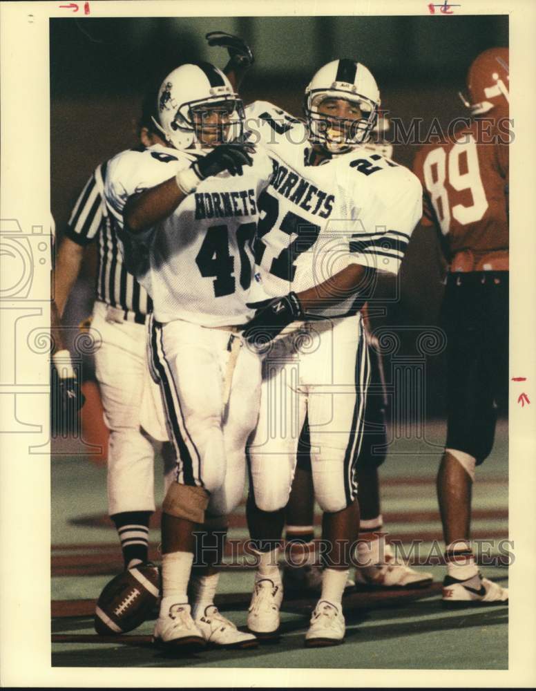 1990 Press Photo Hornets Footballers Edward Ordaz, Randy Bryant on Field, Texas- Historic Images