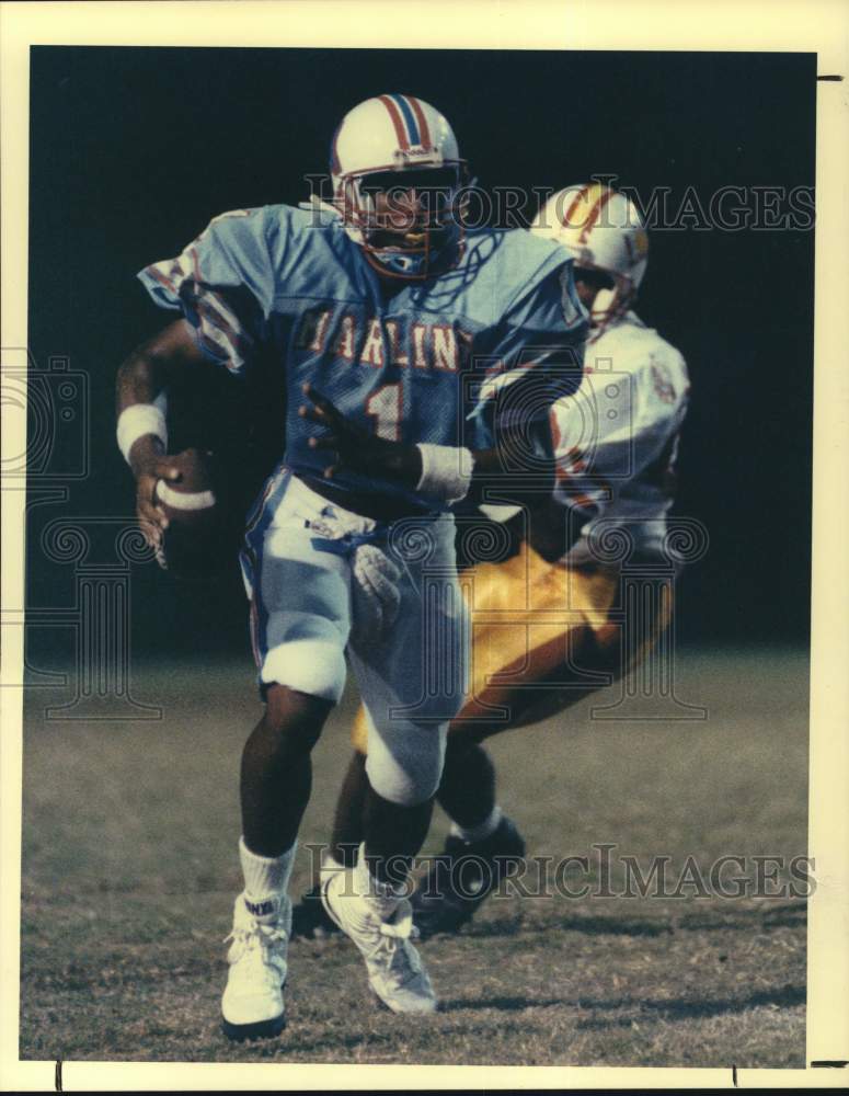 1990 Press Photo Yates Defender Chases Madison Quarterback Wilson Scott, Texas- Historic Images