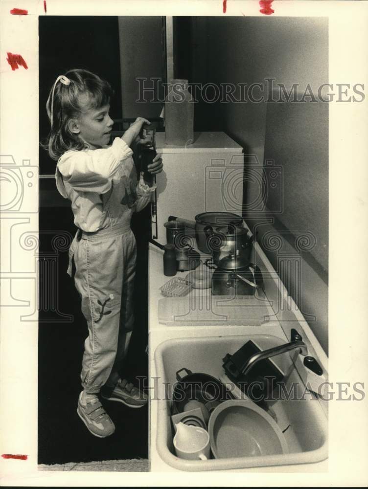 1985 Press Photo Marty Blair playing in Nursery Kitchen, Texas - hpa20105- Historic Images