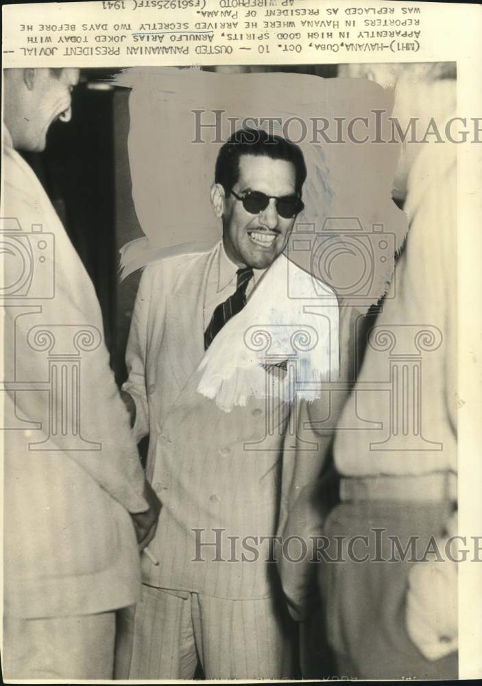 1941 Press Photo Ousted Arnulfo Arias jokes with reporters in Havana, Cuba.