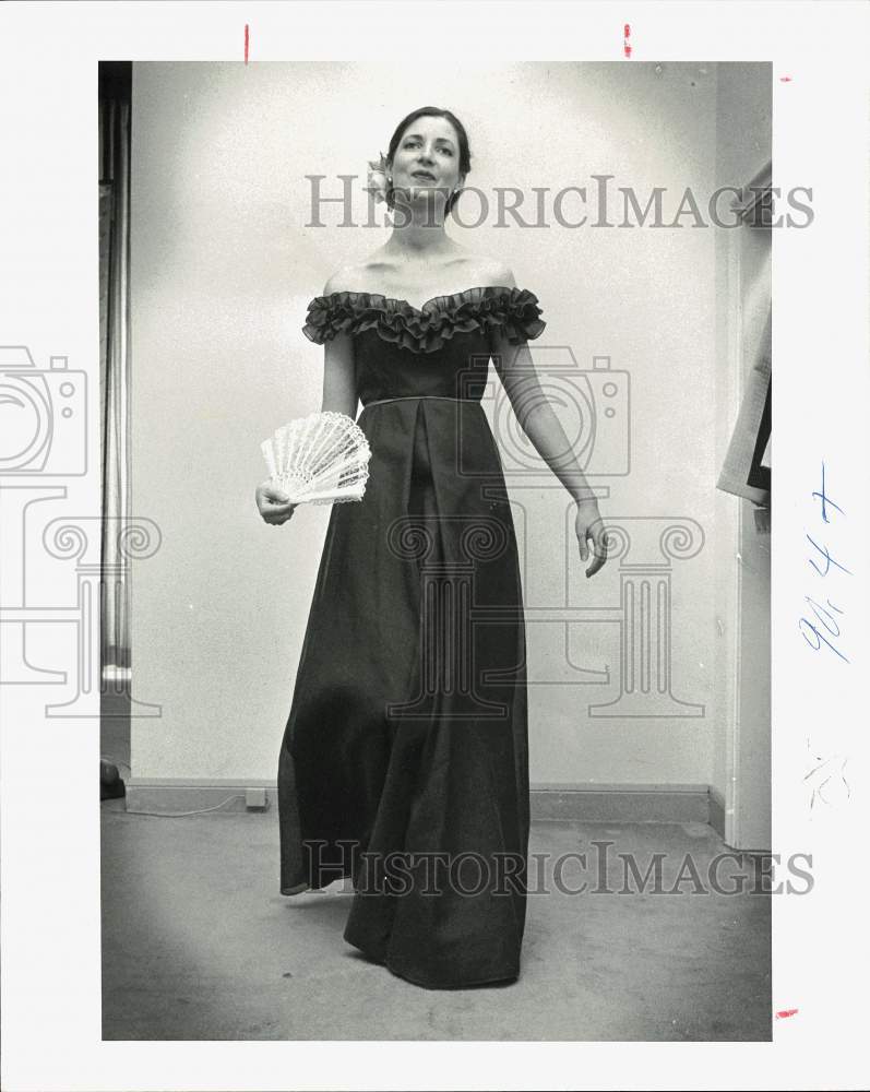 1980 Press Photo Navy voile bridesmaid&#39;s gown with ruching. - hpa21796- Historic Images