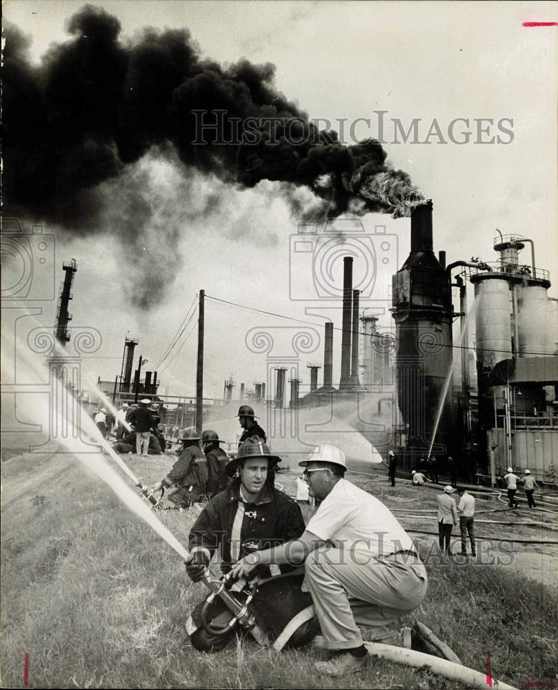 1968 Press Photo Firemen fight blaze at Signal Oil &amp; Gas refinery, Texas- Historic Images