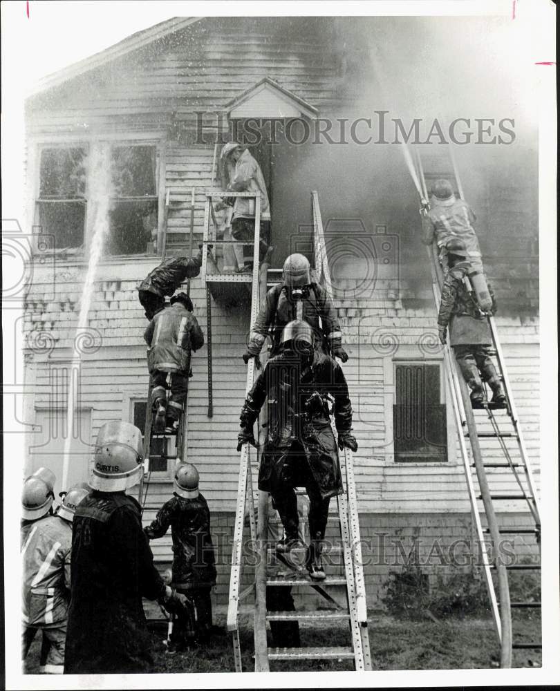 1978 Press Photo Houston firemen man ladders at apartment fire on Caroline.- Historic Images