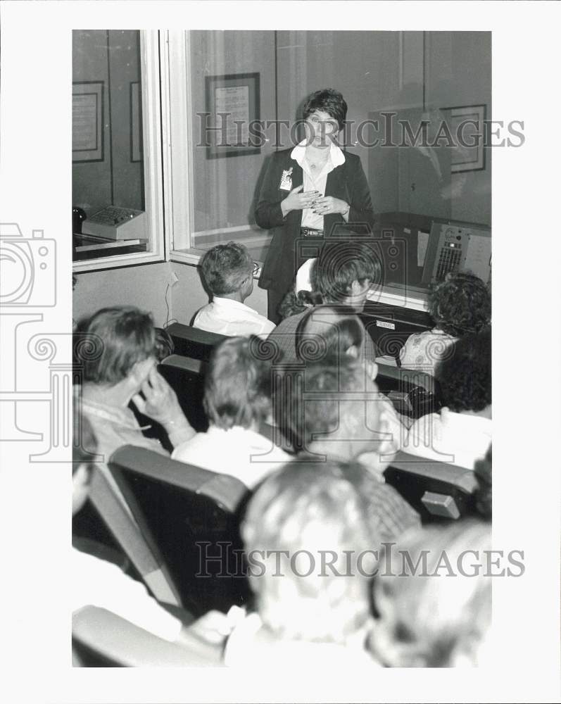 1982 Press Photo Gigi DeGrace Gives Mission Control Tour at NASA, Texas- Historic Images