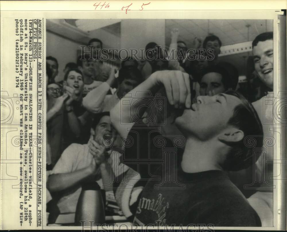 1969 Press Photo Charles Winfield swallows his 210th goldfish at TX university- Historic Images