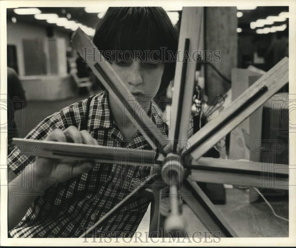 1974 Press Photo Post Science Fair participant explains his project. - hpa23774