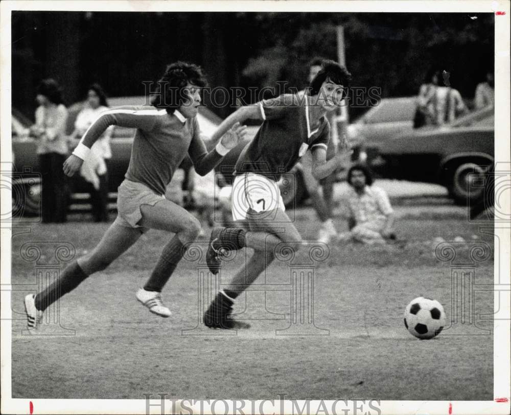 1975 Press Photo Soccer game action at Blue Triangle YWCA. - hpa26081- Historic Images