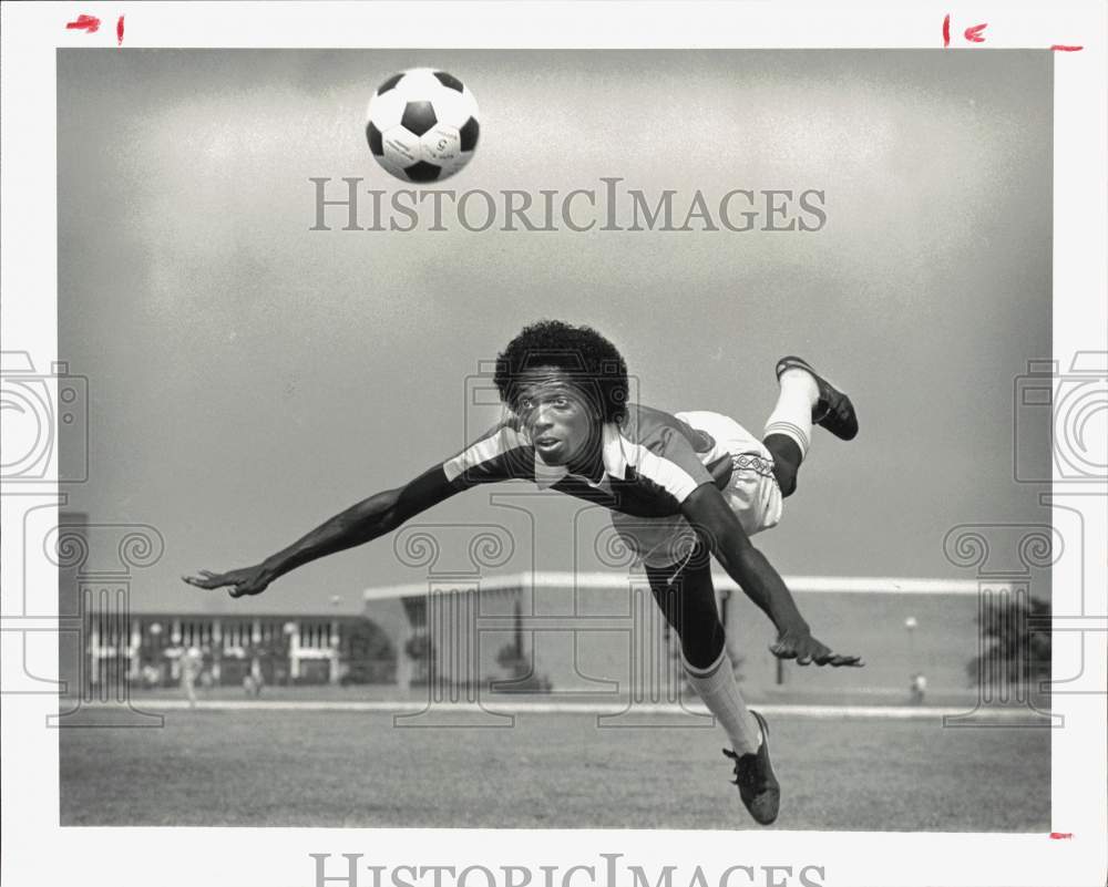 1982 Press Photo Mike Kyei goes airborne at HBU soccer workout. - hpa26082- Historic Images