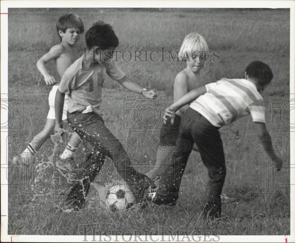 1976 Press Photo Young Soccer Players in Action at Bayland Park, Houston, Texas- Historic Images