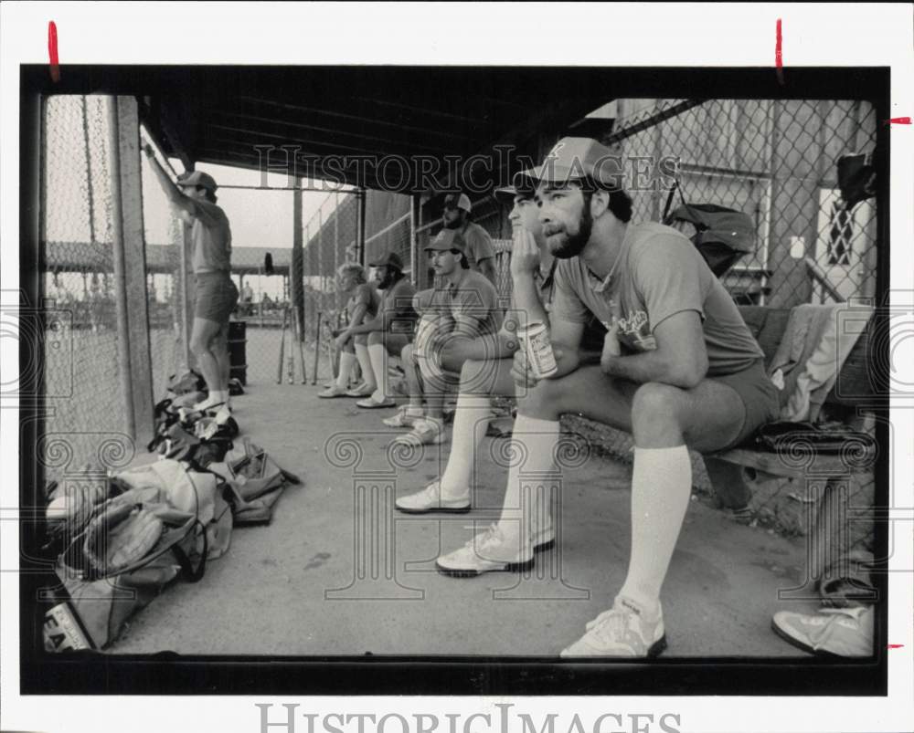 1985 Press Photo Softball player drinks beer in the dugout in Houston.- Historic Images