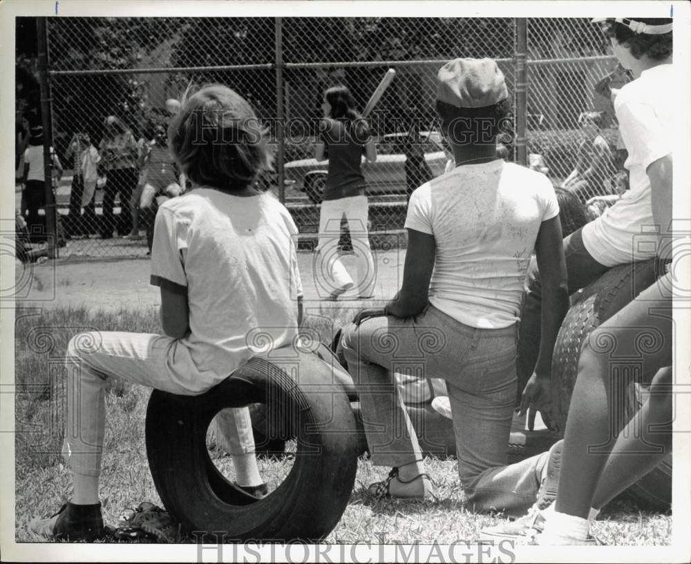 1973 Press Photo River Oaks students end school year by playing softball.- Historic Images