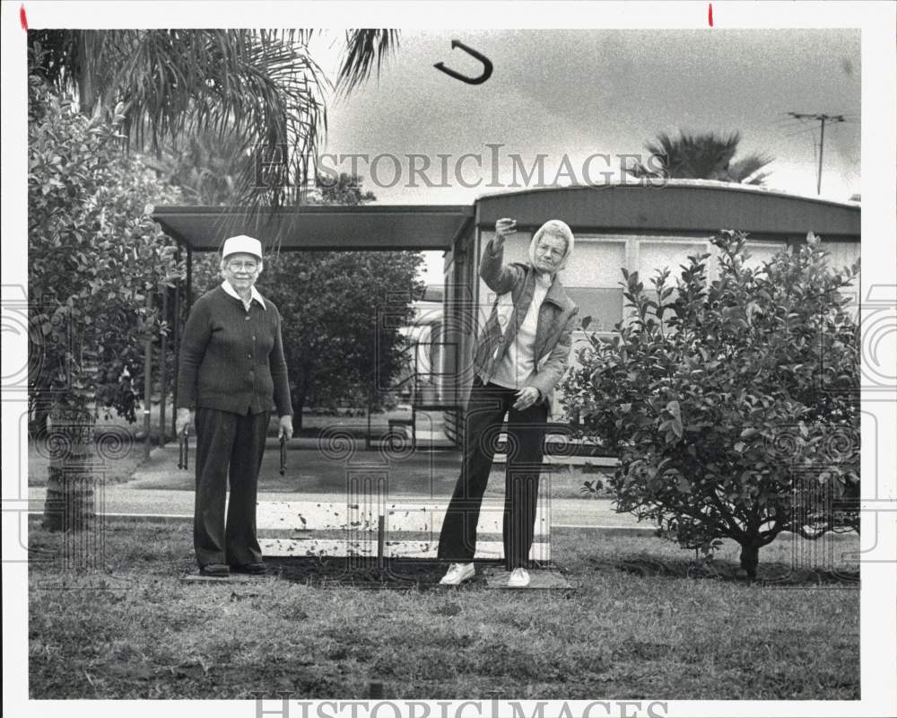 1983 Press Photo Laura Stanken, Alice Humphrey Play Horseshoes at Texas RV Park- Historic Images