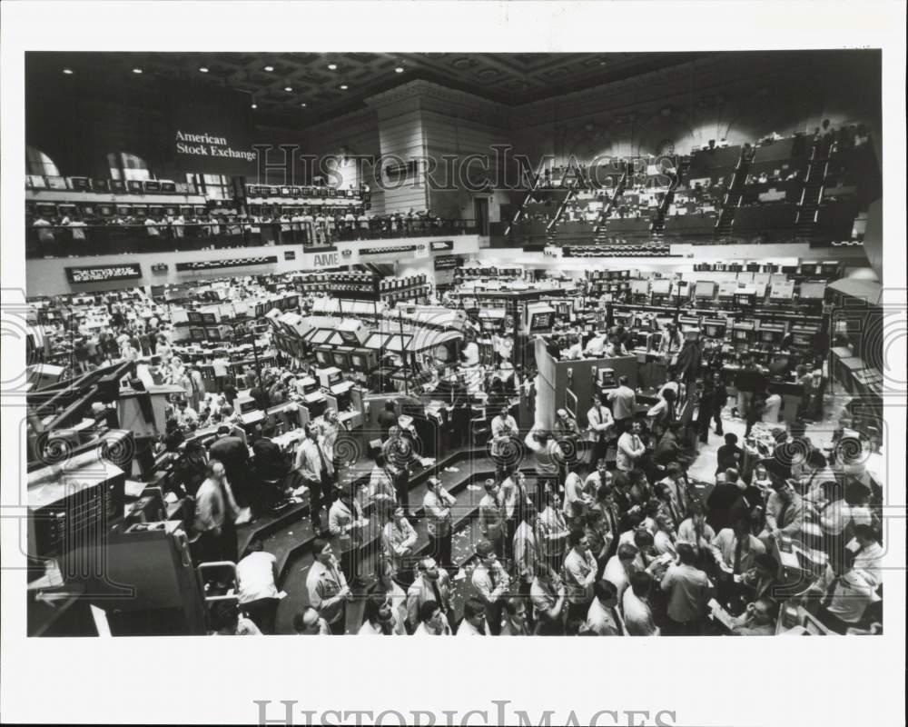 Press Photo Brokers and investors watching New York Stock Exchange board.- Historic Images