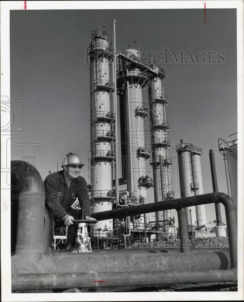 1958 Press Photo Operator George Seeger Opens Valve at Humble Oil Benzene Plant- Historic Images