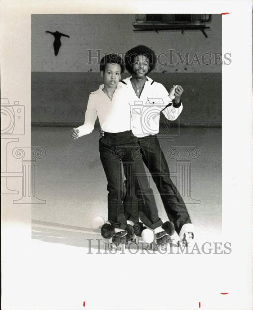 1979 Press Photo Quinton and Wanda Gilliam do disco dip on roller skates.- Historic Images