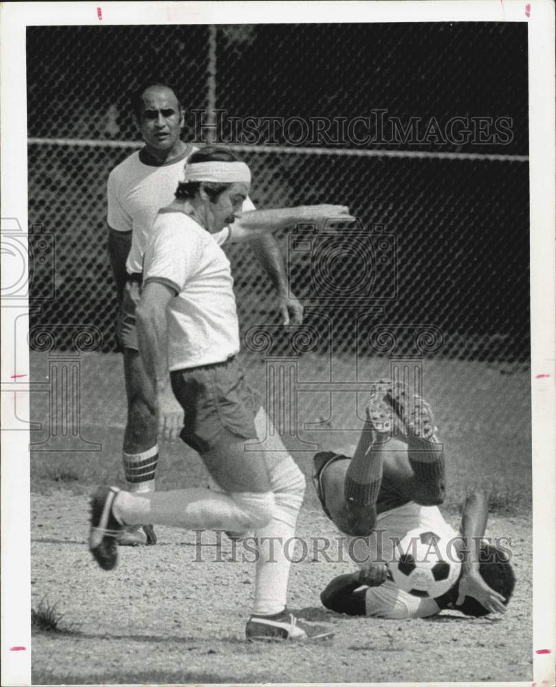 1975 Press Photo Men playing the rough game of soccer. - hpa26788- Historic Images