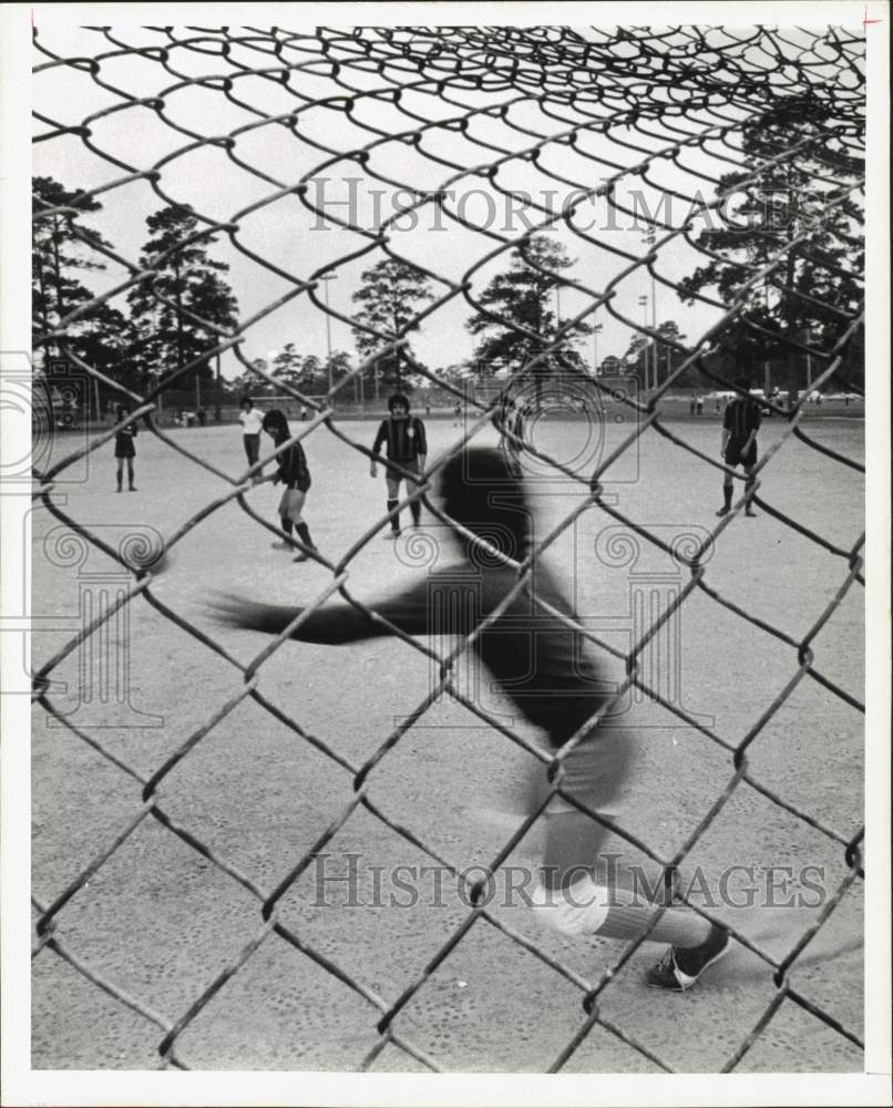 1975 Press Photo Soccer goalie reaches out for ball to prevent scoring.- Historic Images