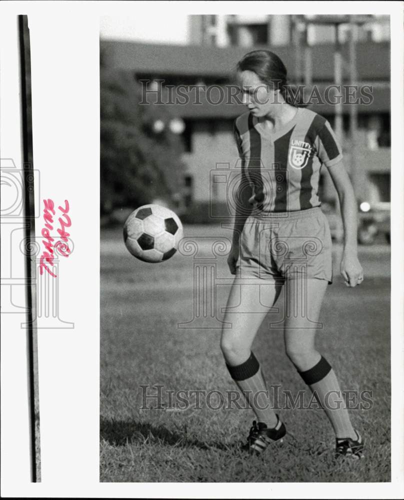 Press Photo Soccer Player Mame O&#39;Meara Trapping the Ball, Texas - hpa26813- Historic Images